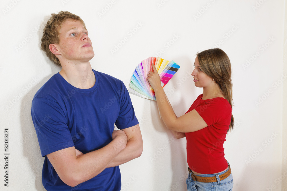 Fototapeta premium Junges Paar aussuchen der Wandfarbe