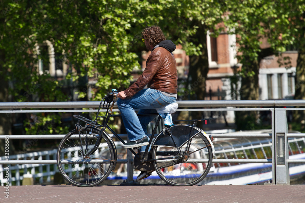 Obraz premium turista in bicicletta