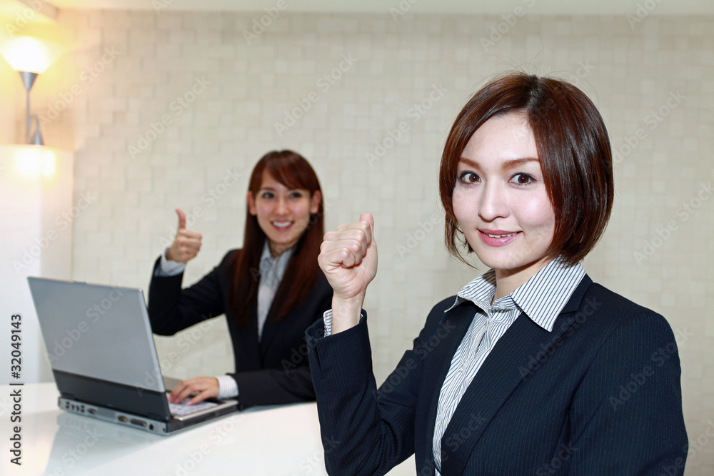 ガッツポーズをしている笑顔の女性 ガッツポーズをしている笑顔の女性