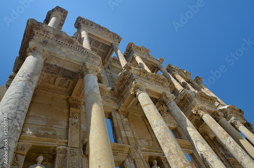 Au pied de la bibliothèque de Celsus photo