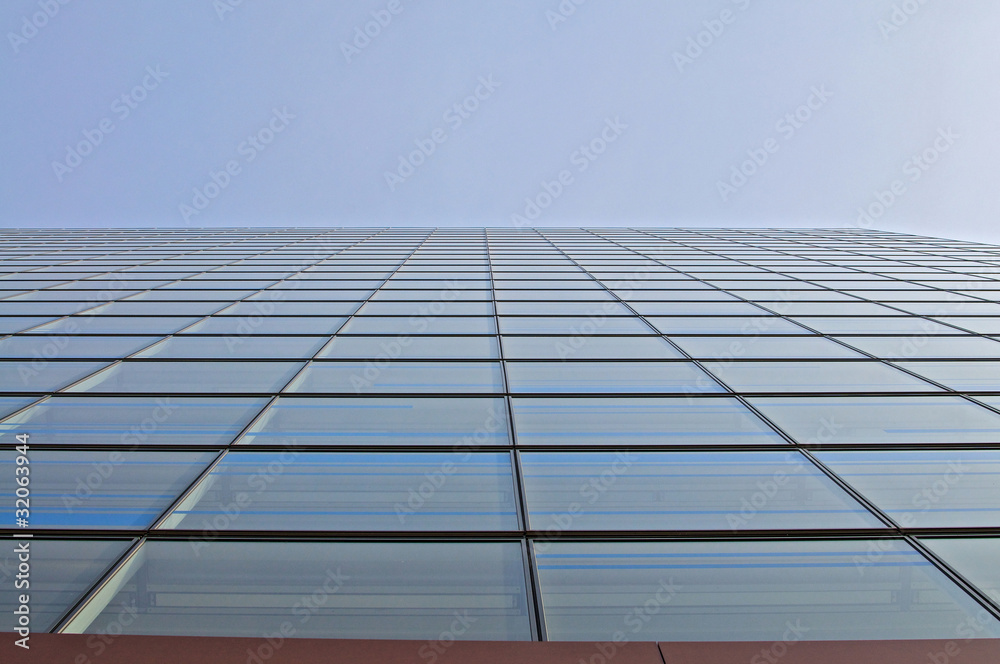 Blich über die Glasfassade an einem Hochhaus in Hamburg Blich über die Glasfassade an einem Hochhaus in Hamburg