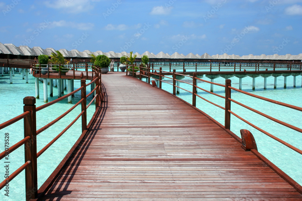 Maldives　美しい海の上のコテージへ続く桟橋の風景
