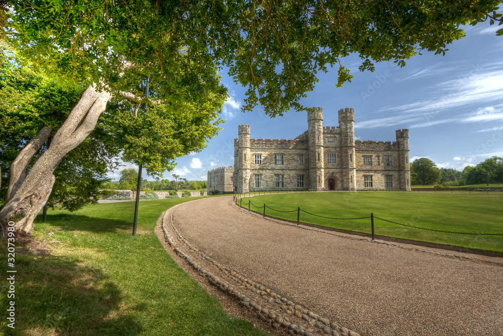 Obraz premium Historical Castle in Leeds Kent with Large Fluffy Clouds on a Su