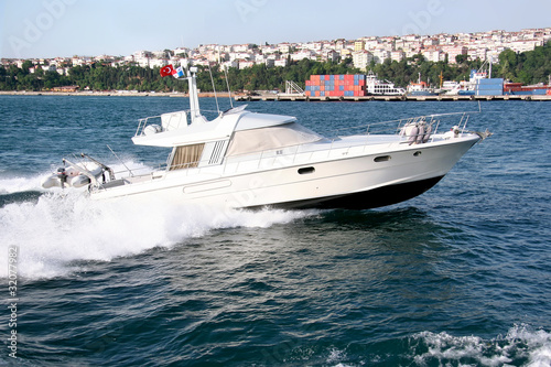 Power boat speeds along Bosporus sea © Faraways