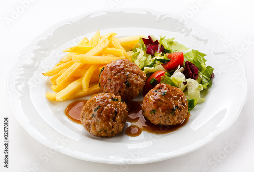 Roasted meatballs, chips and vegetable salad