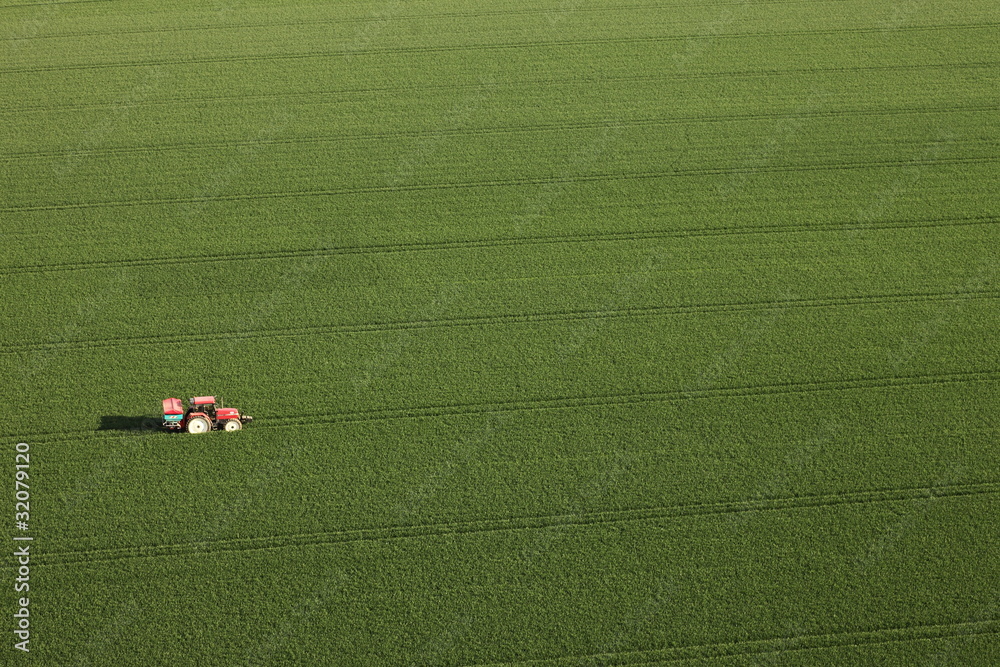 Fototapeta premium tracteur dans un champ