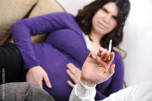 Canvastavla man smoking near pregnant woman
