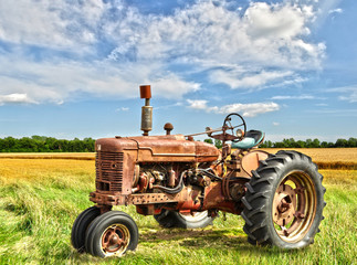 Acrylglasbilder Traktor Vintage Traktor auf ländlichem Feld  © SunnyS