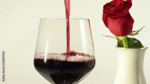 vino rosso e bocciolo di rosa photo