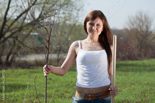 Fotografia woman planting tree outdoor