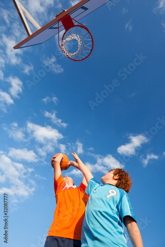 Foto zwei freunde spielen basketball