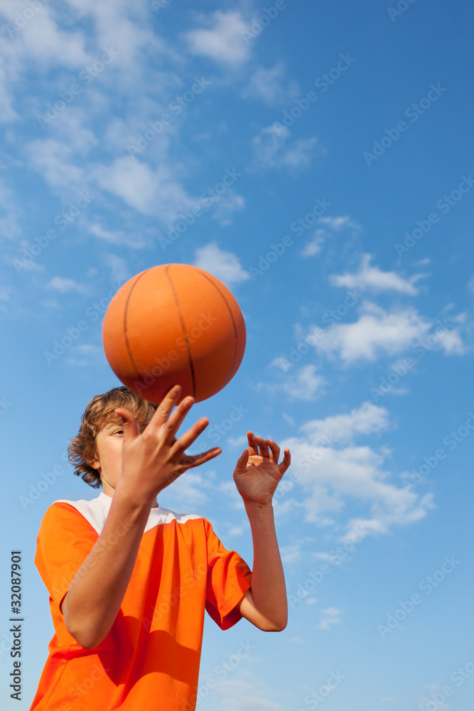 junge mit basketball
