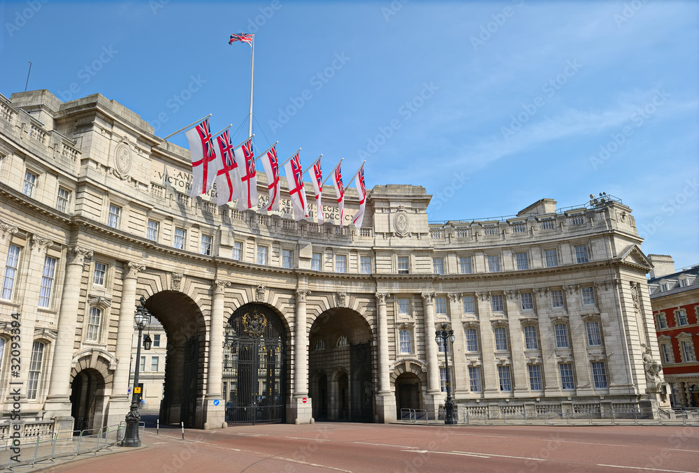 Obraz premium Admiralty Arch Mall London England UK with White Ensigns