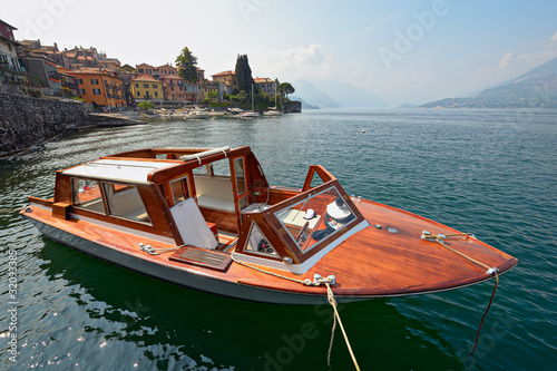Papier peint Water taxi, Varenna, Lake Como, Lombardy, Italy, Europe