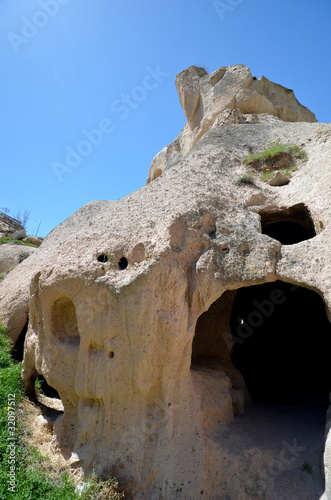 Entrée d'une maison troglodyque photo