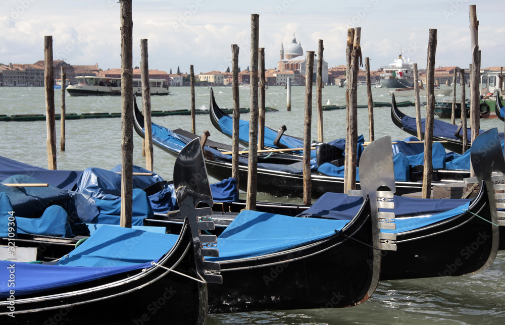 Gondoles amarrées, Venise