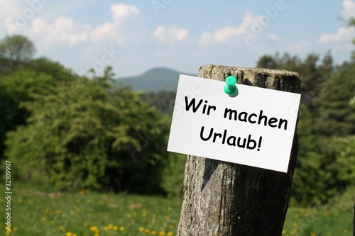 Zettel auf dem Land WIR MACHEN URLAUB!