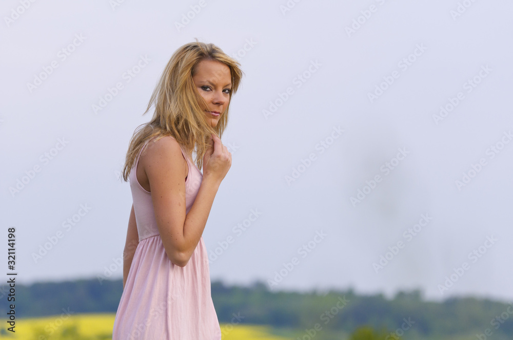 Fototapeta premium Mädchen mit Pusteblumen