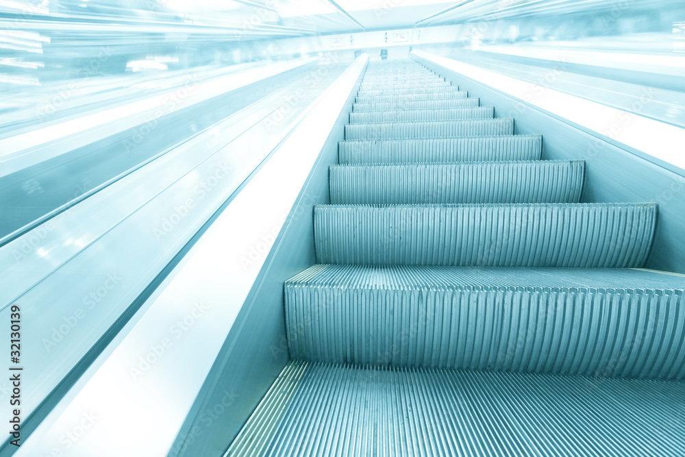 Obraz premium Escalator in modern building