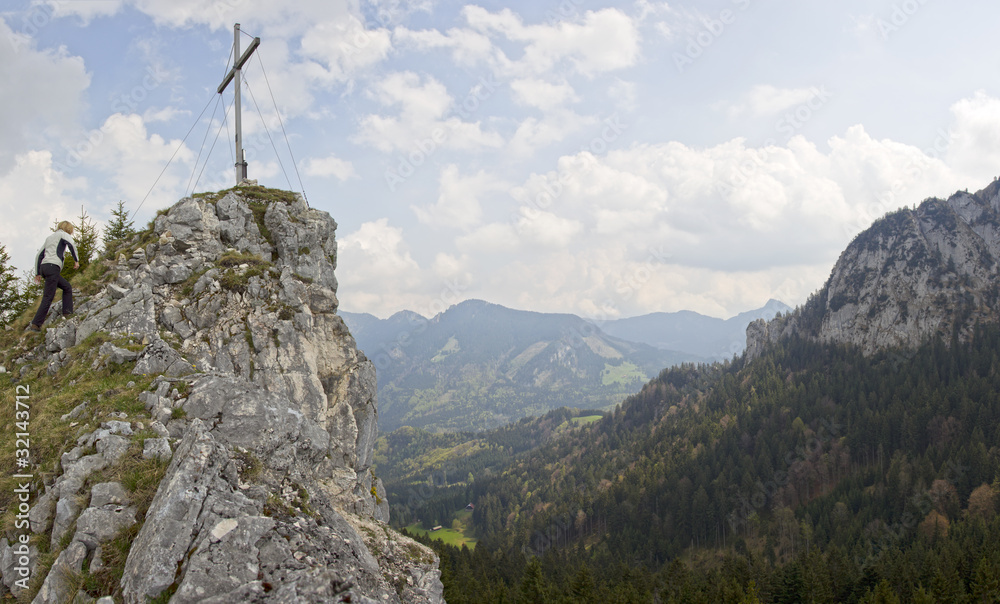 Fototapeta premium frau geht letzte meter zum gipfel der kindelwand in oberbayern