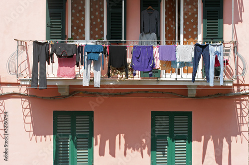 фотографія Linge séchant dehors, suspendu à un balcon, à Corniglia.
