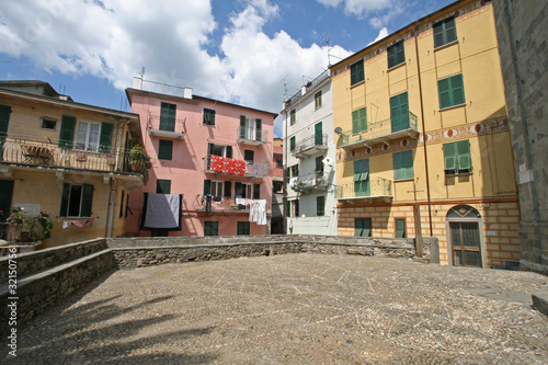 Petite place colorée au pied de l'église San Pietro à Corniglia.