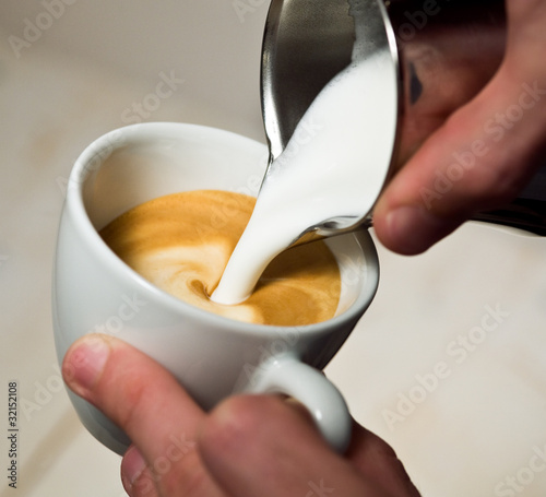 Latte Art - Milch eingießen