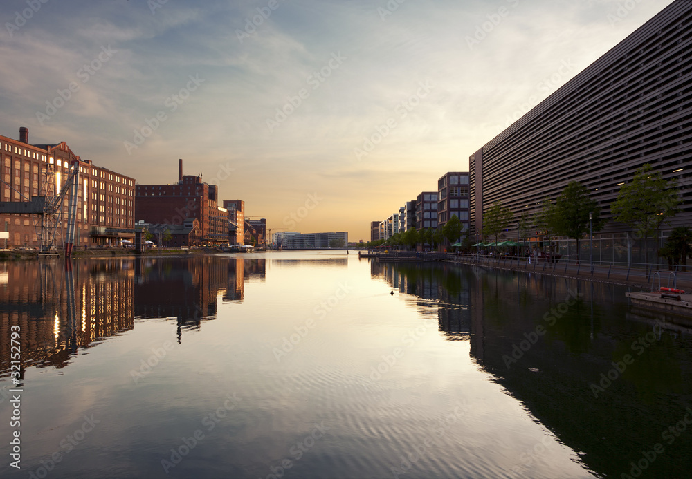 Innenhafen Duisburg bei Sonnenuntergang