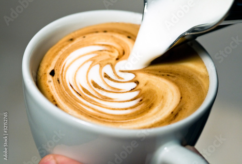 Latte Art - Milch eingießen/Kakao photo