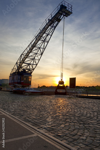 Historischer Hafenkran im Duisburger Innenhafen photo