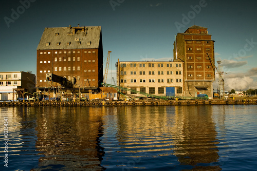 Architektura kołobrzegu ze statku. Port morski.
