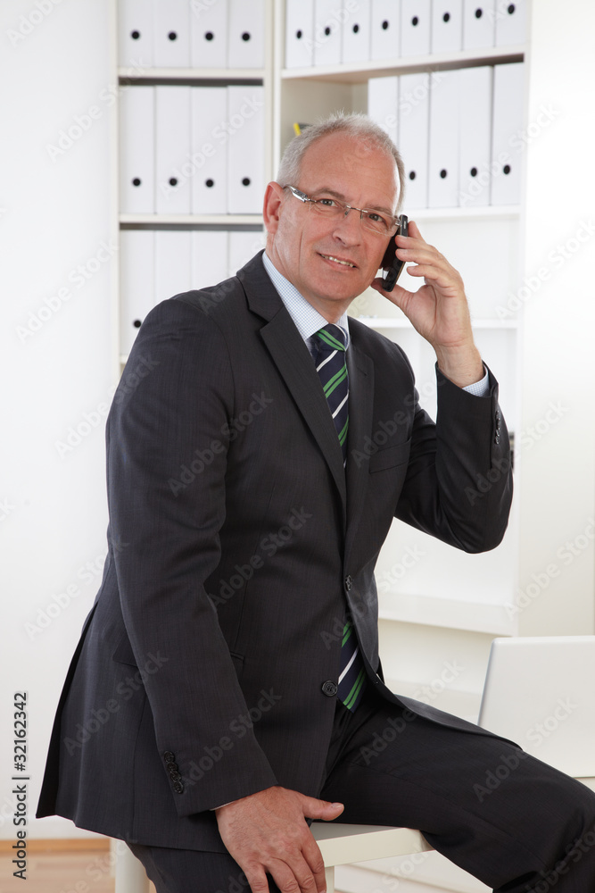alter geschäftsmann am Telefon alter geschäftsmann am Telefon