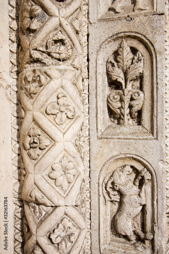 bassorilievo sulla facciata della cattedrale di ferrara