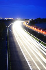 Papier peint photo Autoroute de nuit Circulation de nuit sur voie rapide  © gunnar3000