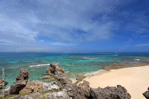澄んだサンゴ礁の海と紺碧の空 © sunabesyou