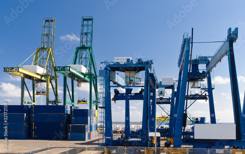 Obraz na płótnie cargo cranes at the port w salonie