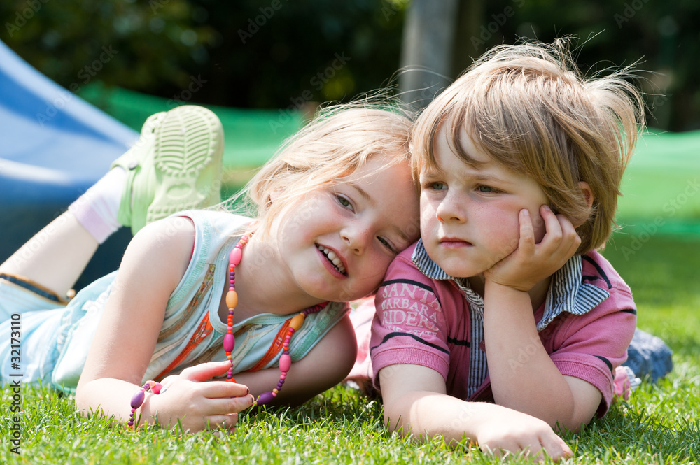 Kinder liegen auf dem Rasen Stock Photo | Adobe Stock