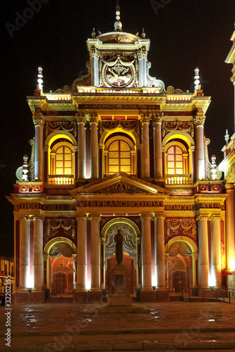 Eclairage de nuit de l'eglise San Francisco à Salta , argentine