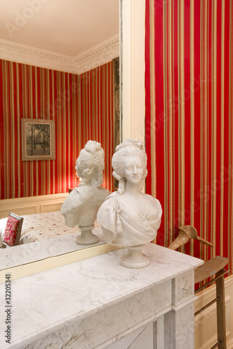 Spiegel im roten Zimmer