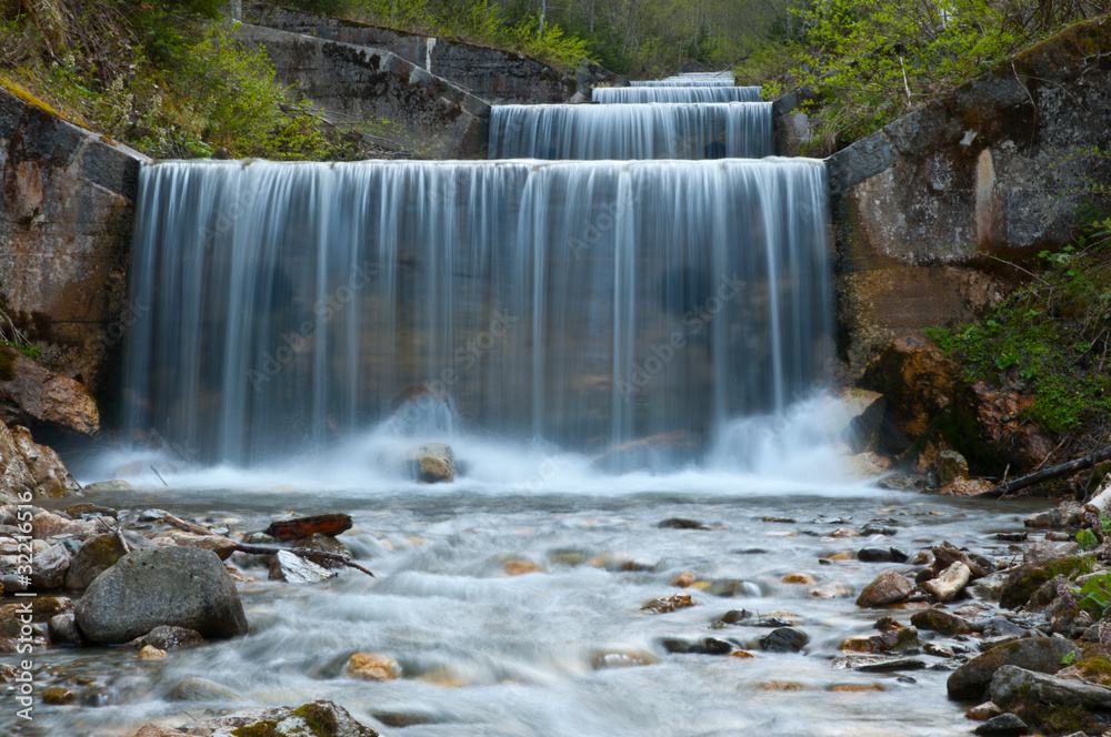 Fototapeta premium Stufen- Wasserfall