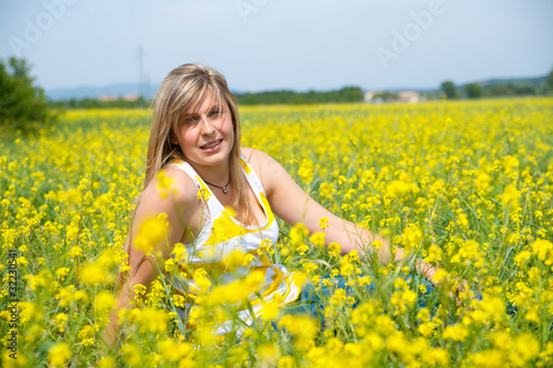 jolie femme blonde dans un champs jaune © Magalice