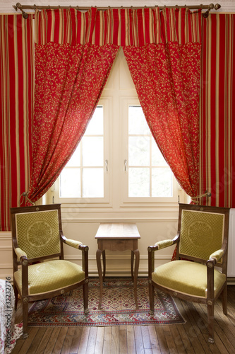 Fensterplatz mit Roter Gardine