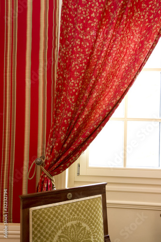 Fensterplatz mit Roter Gardine