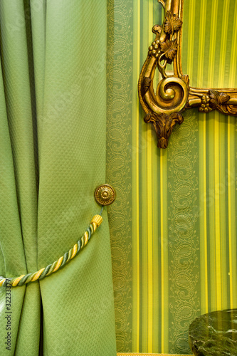 Goldrahmen auf Grüner Tapete