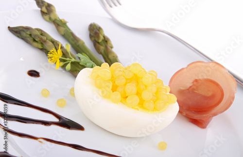 Fototapeta Naklejka Na Ścianę i Meble -  oeuf et billes de jaune d'oeuf