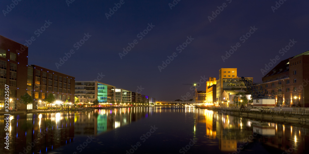 Innenhafen Duisburg Panorama bei Nacht