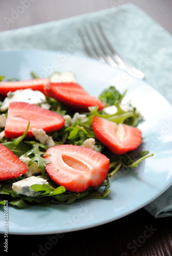 Salad with arugula and strawberries