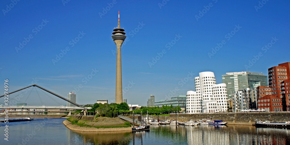 Düsseldorfer Medienhafen mit Fernsehturm in der Mitte