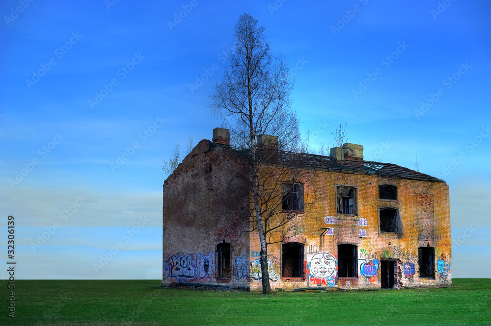 Obraz premium Lonely abandoned house