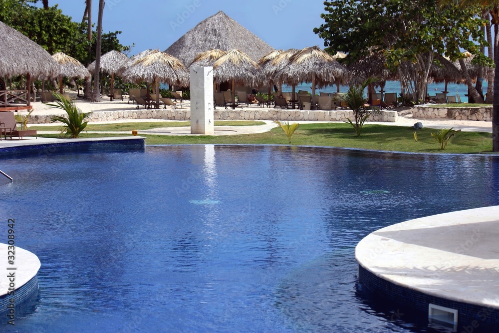 piscine sur complexe hôtelier luxueux